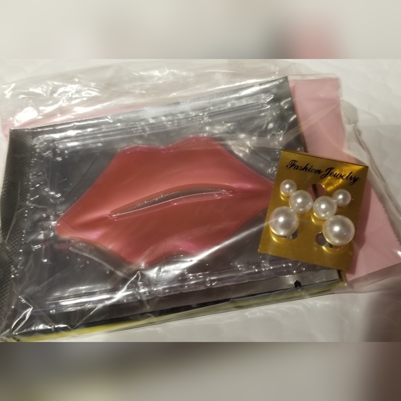 2 Pink Crystal Collagen Eye Masks, & 2 Lip Masks, Small Makeup Bag & 3 Earrin… - Picture 9 of 9